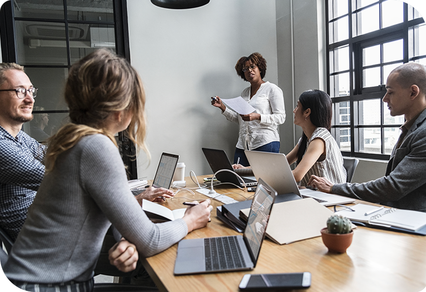Une réunion avec plusieurs salariés investis