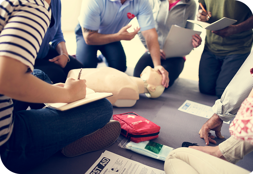 Formation d'un groupe de personne au massage cardiaque