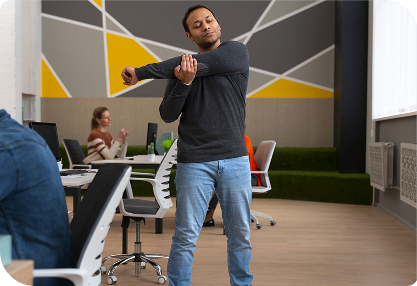 Un salarié qui s'étire sur son lieu de travail